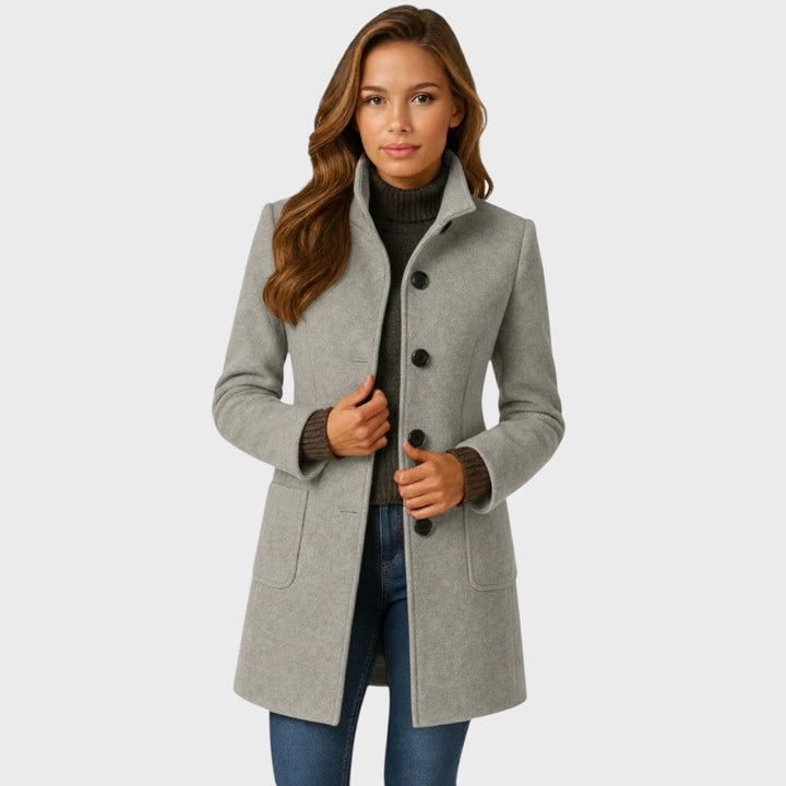 Delores | Manteau Structuré en Mélange de Laine avec Col Montant et Fermeture à Boutons