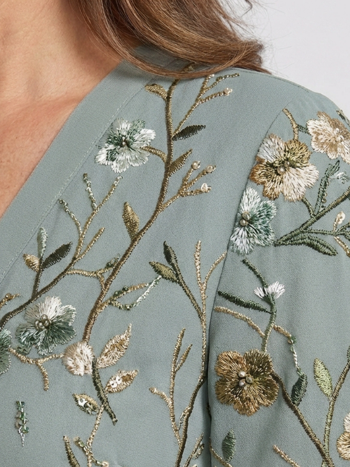 Evadne | Robe maxi fleurie à col en V à manches courtes